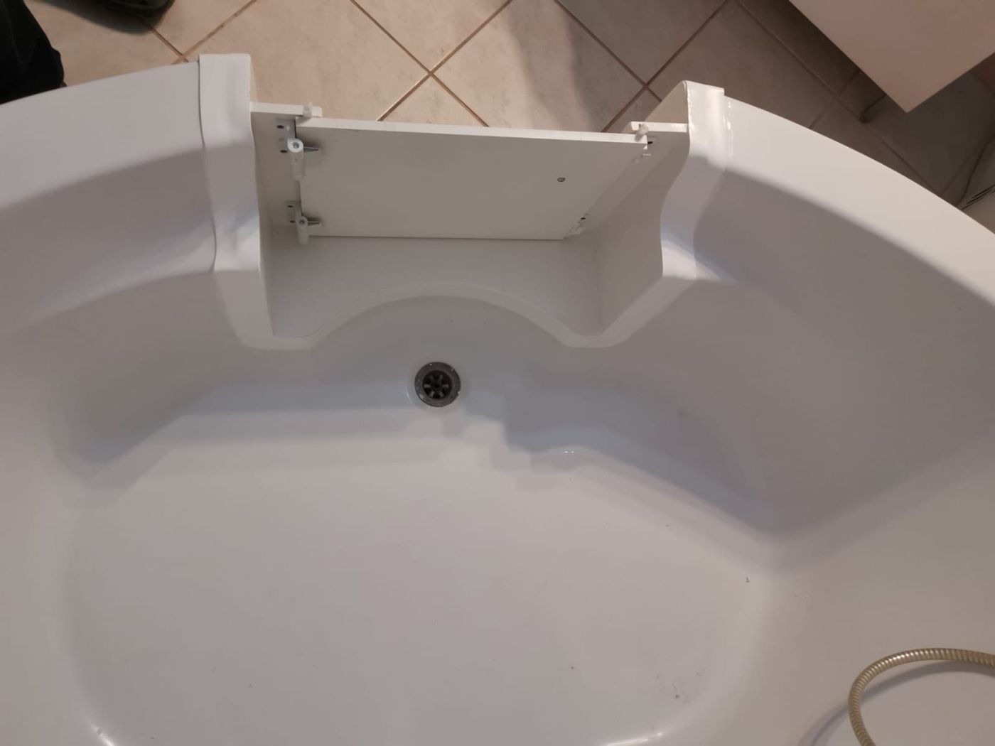 Ovaal ligbad met geopende baddeur