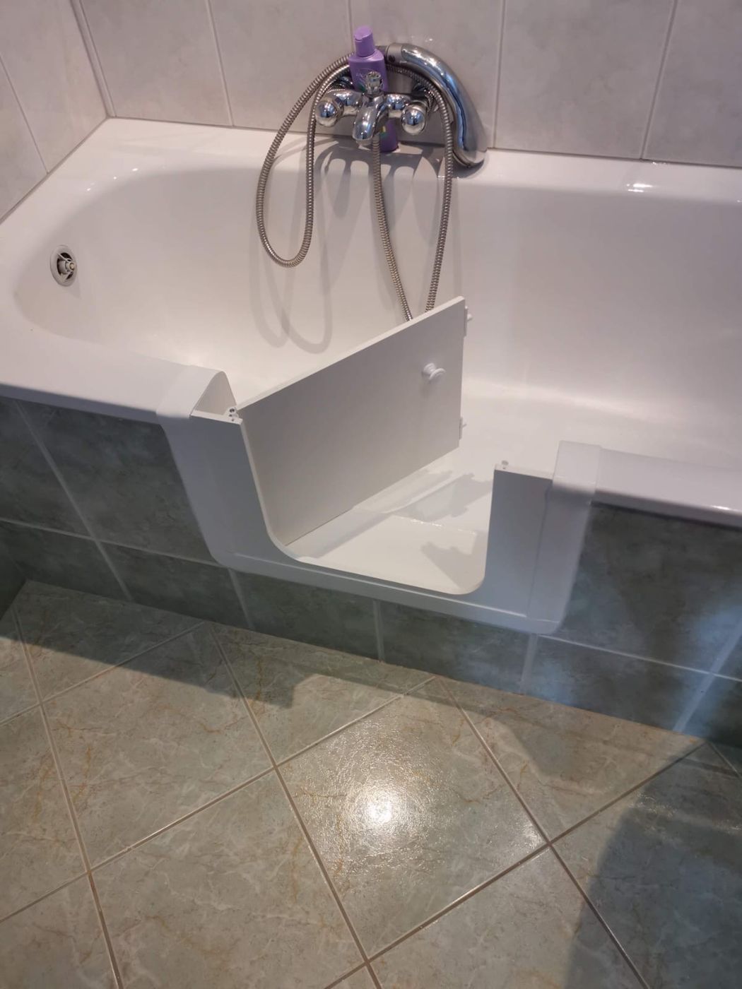 Baddeur in een ligbad in een blauwe badkamer