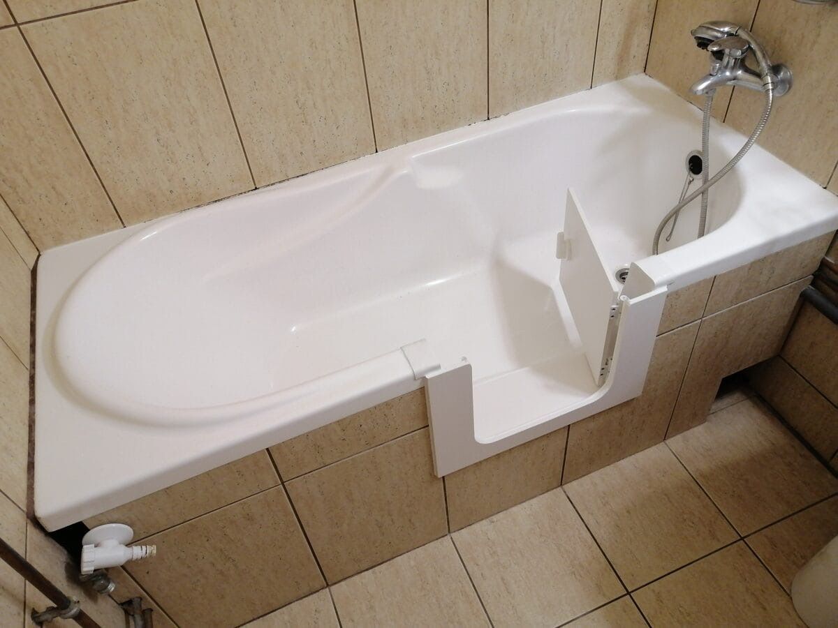 Ruim ligbad met volledig geopende baddeur